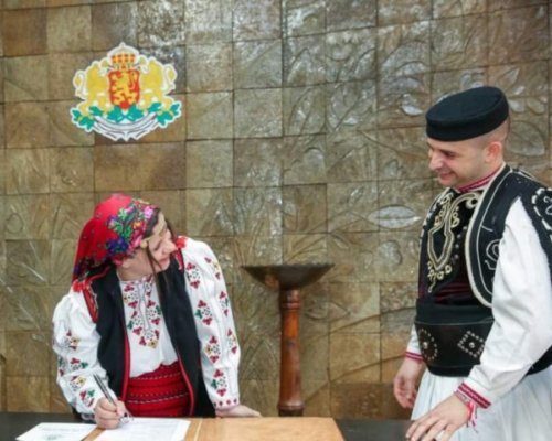 Народен певец от Сандански и любимата му размениха клетви за вярност в народни носии на навръх 3 март