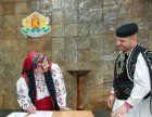 Народен певец от Сандански и любимата му размениха клетви за вярност в народни носии на навръх 3 март