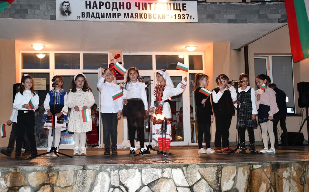 С празнична програма отбелязаха националния празник в село Крупник