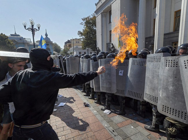 Един убит и 90 ранени при сблъсъци пред парламента в Киев