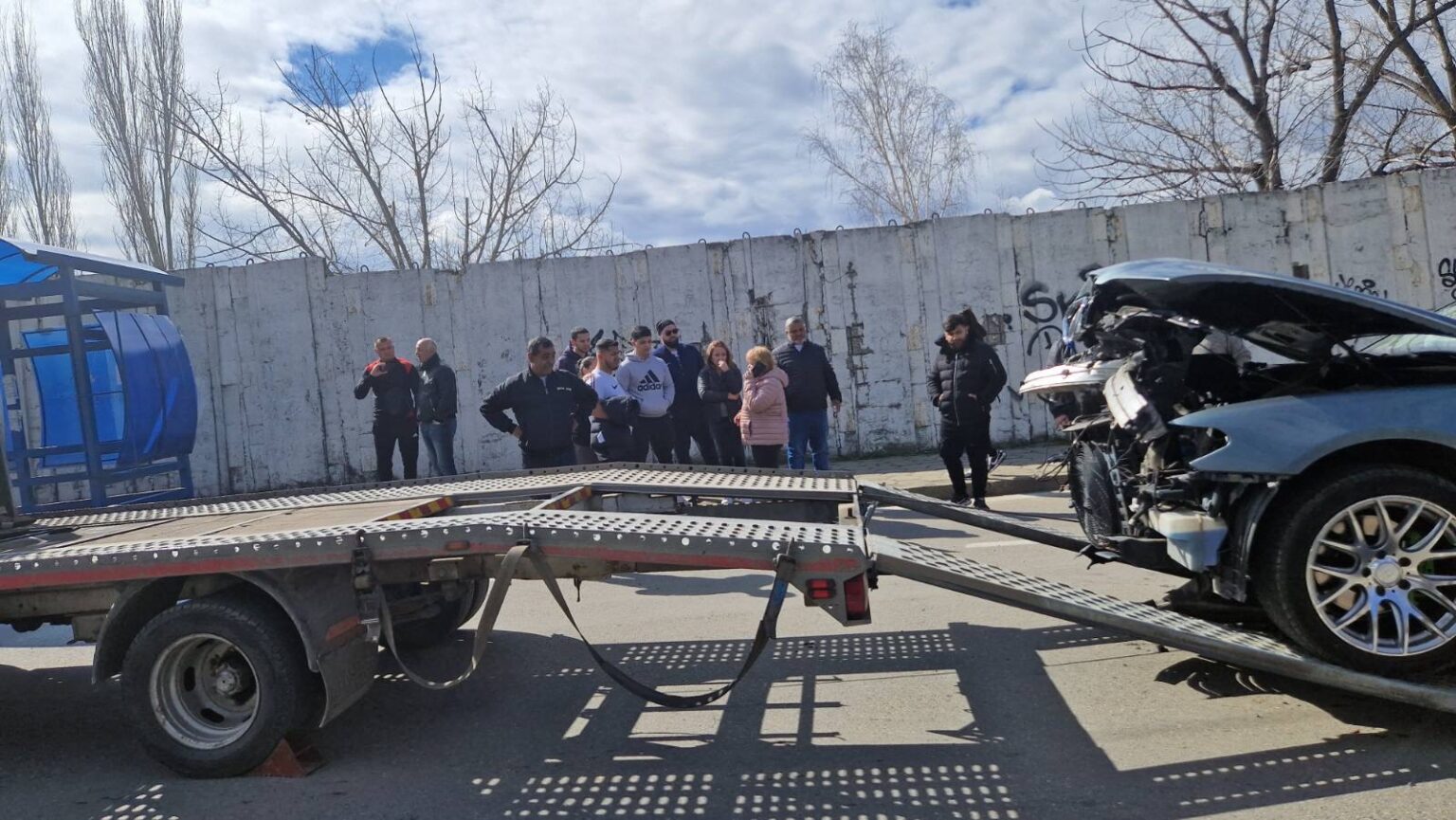 Лек автомобил се удари в багер на ул. 14-ти полк в Благоевград