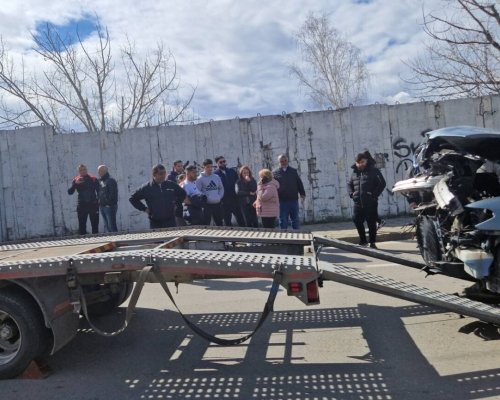 Лек автомобил се удари в багер на ул. 14-ти полк в Благоевград