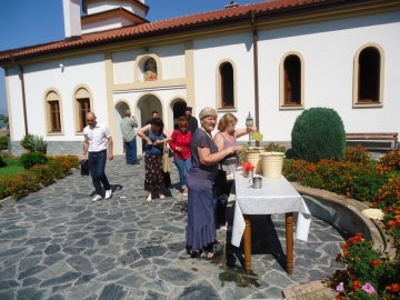 Стотици миряни посетиха храм Свети Димитър в благоевградсият кв. Струмско по повод Симеоновден