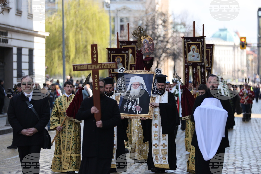 Патриарх Неофит беше погребан до катедралния митрополитски храм Св. Неделя