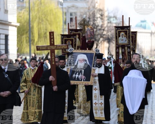Патриарх Неофит беше погребан до катедралния митрополитски храм Св. Неделя