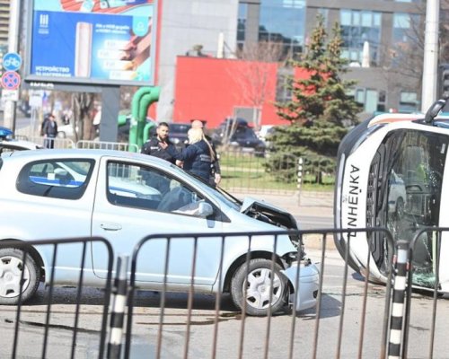 Линейка се преобърна след удар с кола