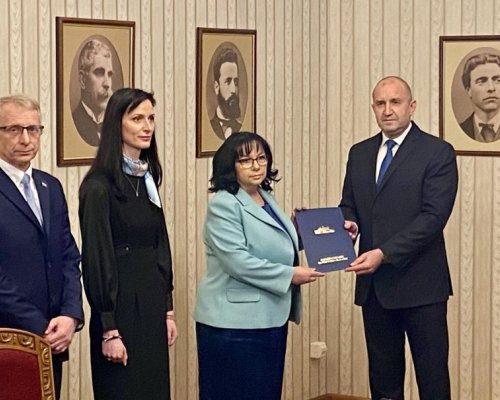 Радев връчи нов мандат на Мария Габриел