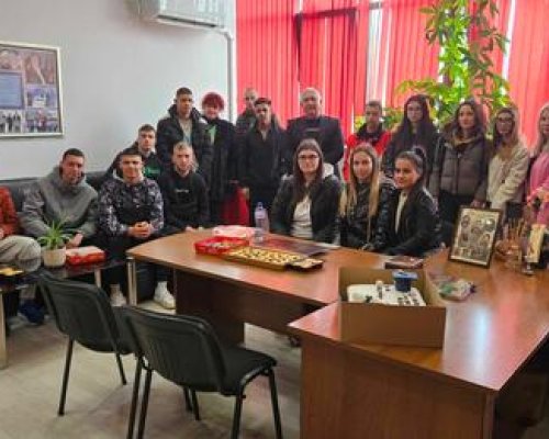 С надпис върху торта Ще дойдете ли с нас на бала?”абитуриенти от Кресна поканиха кмета Н. Георгиев