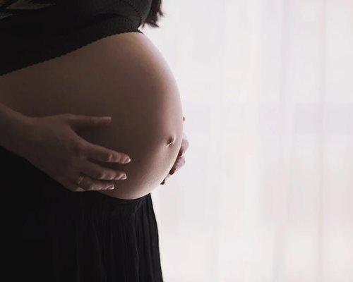 БРУТАЛНО! 13-годишна българка забременя от брат си, двамата били много влюбени