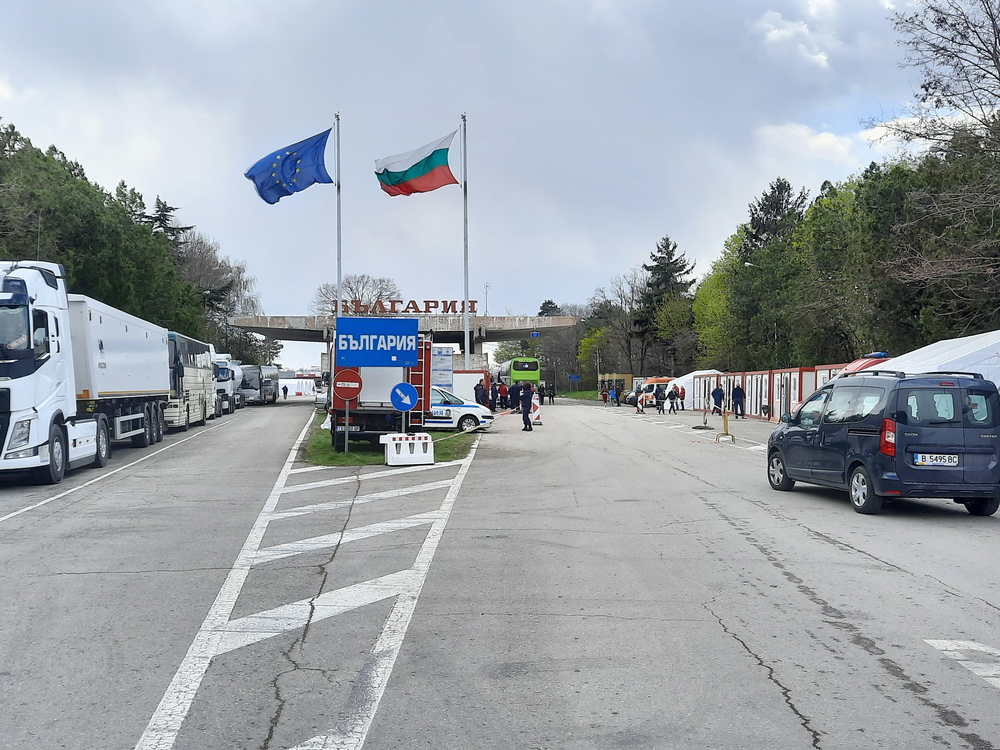 Трафикът е интензивен за товарни автомобили на изход на някои гранични пунктове с Румъния