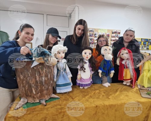 Пътуващи куклени представления и драматизации са подготвили деца от младежки театър в Петрич за Световния ден на кукления театър