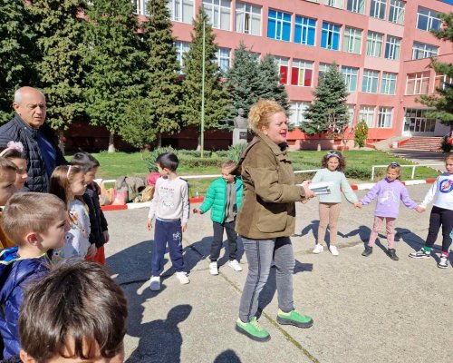 Първи уроци по любов към гората предадоха горски педагози от ЮЗДП на децата от първи клас в СУ Иван Вазов в Благоевград