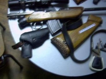 Откриха боен арсенал в бащината къща на строителен предприемач, арестуваха го