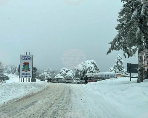 Сняг вали на прохода Шипка