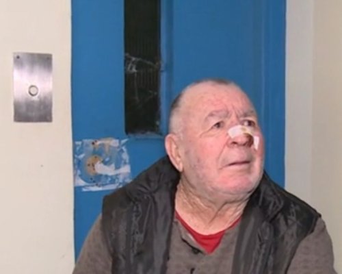 Благоевградчанин в инвалидна количка не може да излезе от дома си заради неправомерно приобщен от съседите му коридор