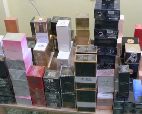 Ченгетата в Дупница конфискува 184 фалшиви парфюма от различни марки