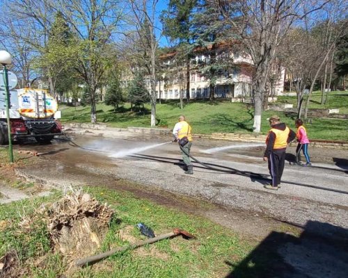 По нареждане на кмета Байкушев почистиха и измиха площите около МБАЛ-Благоевград
