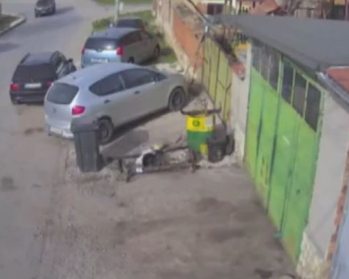 С деца в колата: Пиян шофьор се заби в оградата на къща