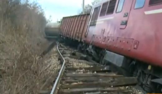 Над 200 метра разглобени релси обърнали влака край гара Яна