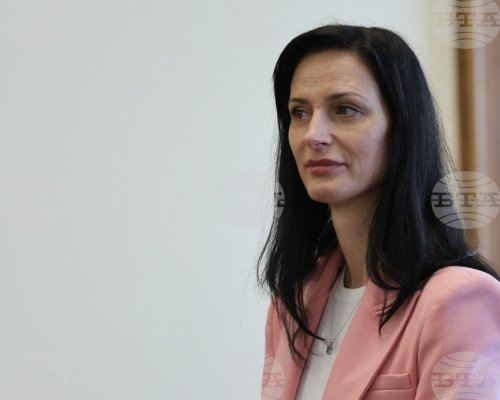 Мария Габриел благодари на здравните работници за неуморния труд, който полагат за здравето и живота на своите пациенти