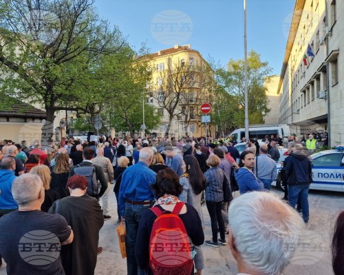 Протестът пред МВР срещу оставането на Калин Стоянов и в служебния кабинет приключи без напрежение