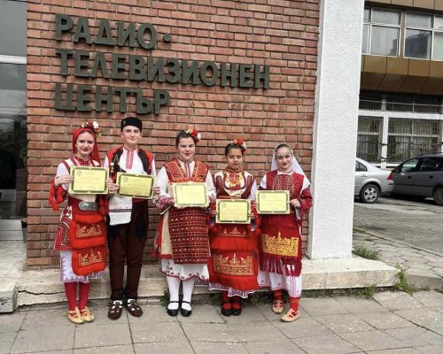 Солистите от Фолклорна формация Славеи в Сандански отличени с награди в конкурса Звезди в радиото 2024!