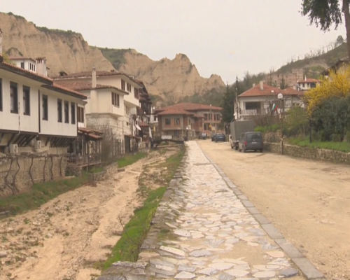 Дупки като лунни кратери зеят по улици в Мелник