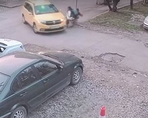 Таксиджия блъсна майка с дете и се покри