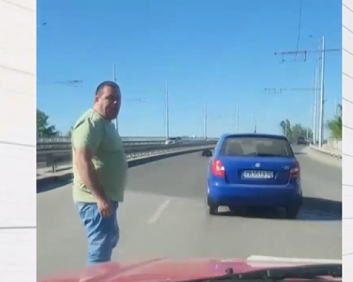 Агресивен шофьор нападна жена на пътя, счупи огледалата на автомобила и