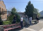 Добрият пример продължава! Доброволци боядисаха и освежиха оградата на църквата в село Крупник