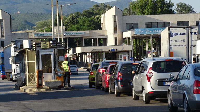 Интензивен е трафикът за товарни автомобили на изход на гранични пунктове с Румъния, затруднено е преминаването през ГКПП Кулата