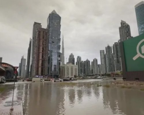 Невиждан потоп в Дубай, квартали под вода, отменени полети, жертви