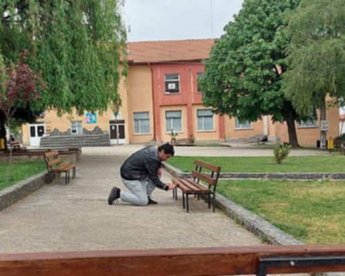 Доброволци чистят, боядисват пейки и ремонтират беседки в петричко село