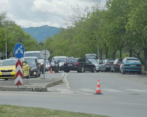 Верижна катастрофа затруднява движението при казармата в Благоевград
