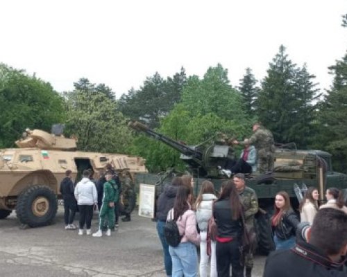 Военните в Благоевград показват въоръжение и бойна техника