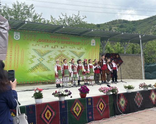 Фолклорен фестивал събра самодейци в село Струма