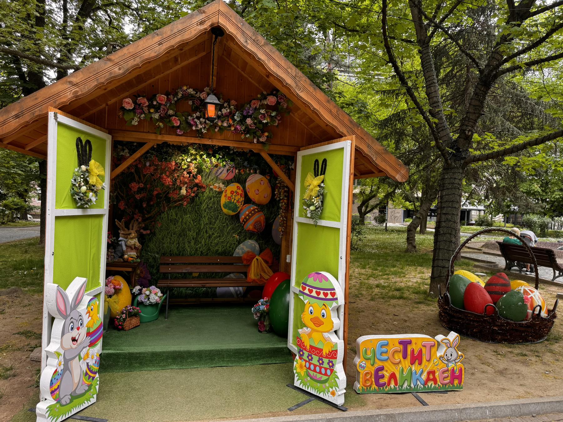 Пъстроцветна Великденска къщичка в Градската градина ще радва благоевградчани за Възкресение Христово
