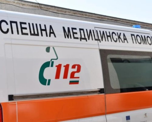 Челен сблъсък между автомобил и автобус край Симитли, младежи са в болница