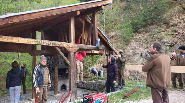 Служители, горски и доброволци изградиха мост и възстановиха беседка край Трещеник