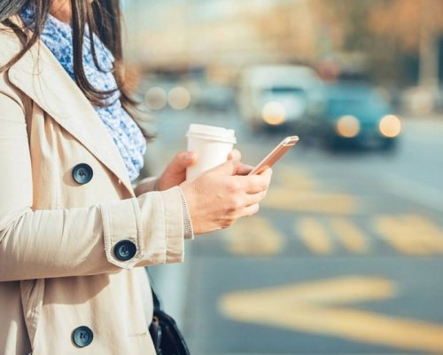 Вече ще глобяват и пешеходците с телефон