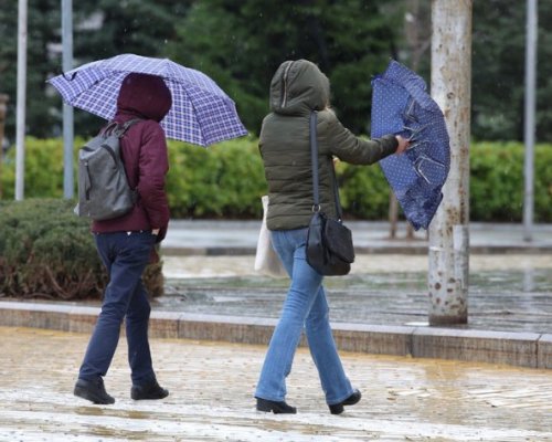Вадете чадърите: Утре пак ни чакат порой и гръмотевици
