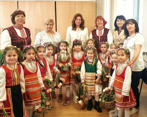 Прекрасни лазарки посрещна днес ръководството на община Петрич
