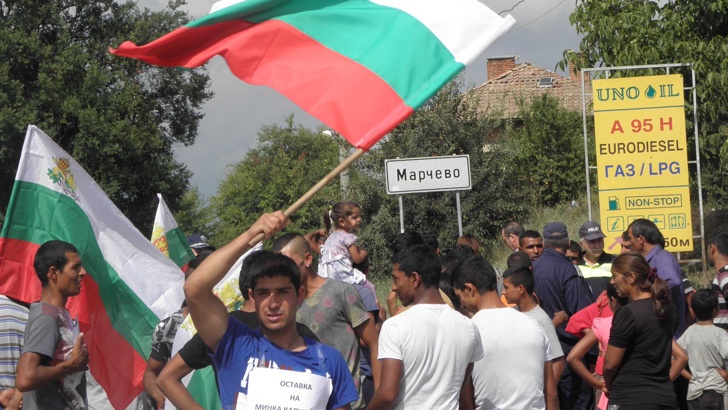 Ромите от гърмен излязоха на протест: На 17 септември погваме багерите с камъни