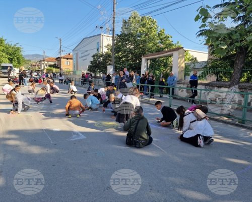 Деца от петричкото село Първомай изрисуваха отсечката пред училището си