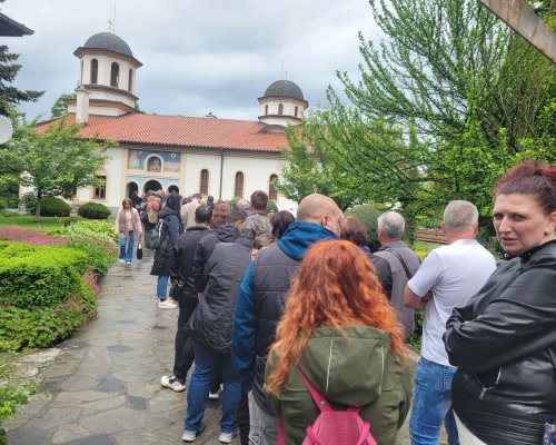 Стотици се стекоха да минат под масата в храм  Свети вмчк. Димитър в Струмско