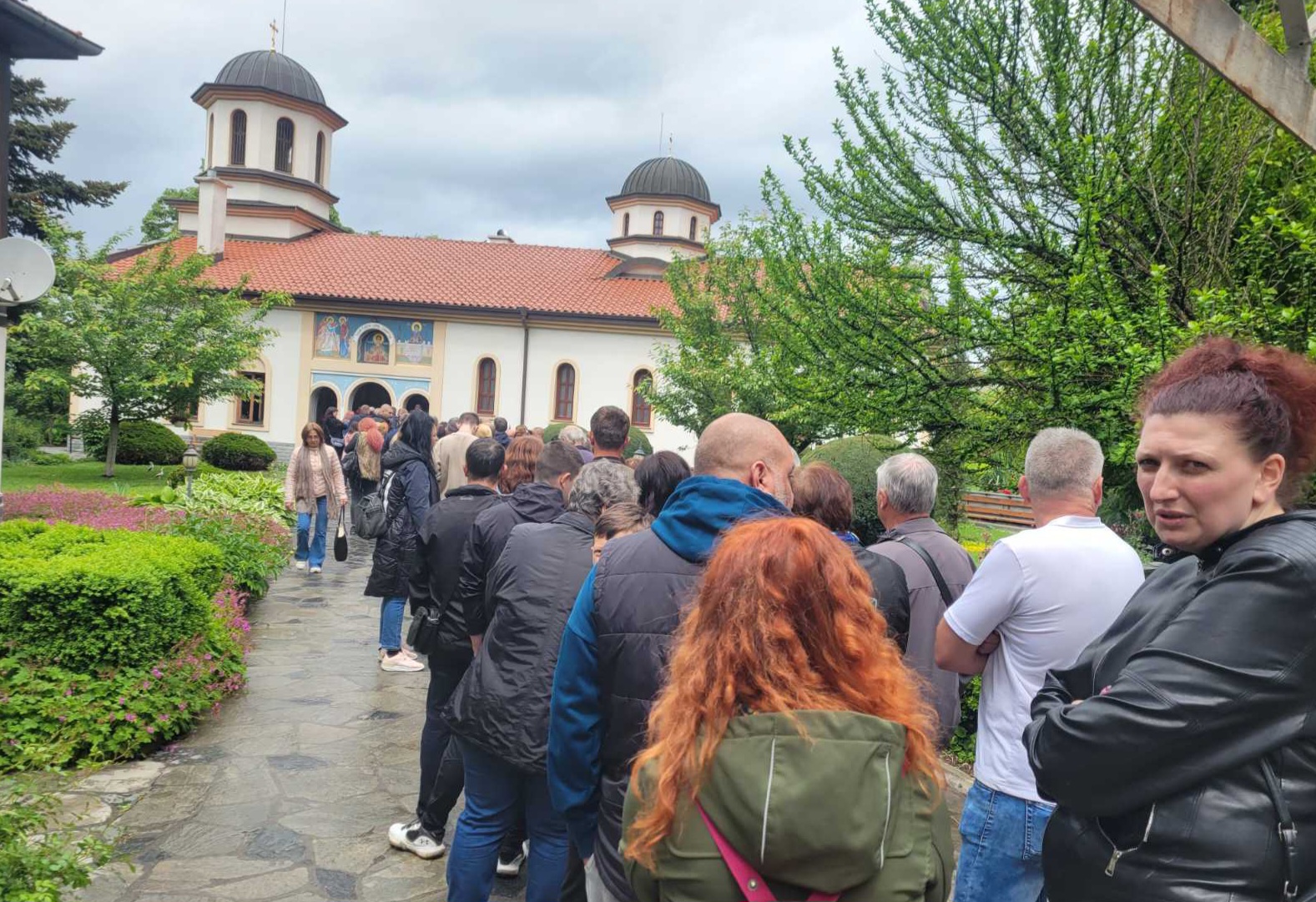 Стотици се стекоха да минат под масата в храм Свети вмчк. Димитър в Струмско