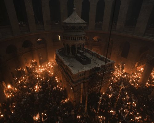 Благодатният огън се спусна в храма над Божи гроб в Йерусалим