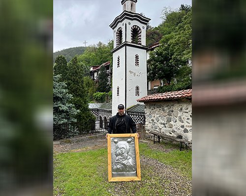 Майсторът от Елешница-Петър Чорев дари ръчно изработена икона на благоевградския централен храм