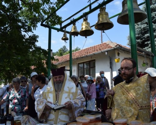 Десетки миряни се събраха в Роженския манастир на третия ден от Великден (СНИМКИ)