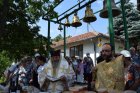Десетки миряни се събраха в Роженския манастир на третия ден от Великден (СНИМКИ)